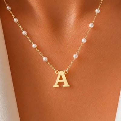 Colar Letra Inicial com Pérolas Banhado a Ouro 18K