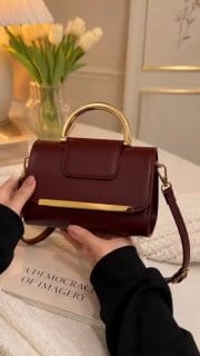 Bolsa feminina casual elegante com desgin moderno , com detalhes em dourado