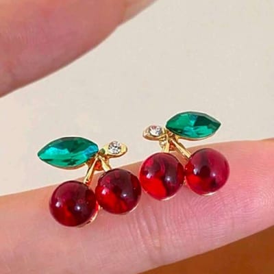 Brinco de Cereja Cherry Pequeno 1cm Delicado Strass
