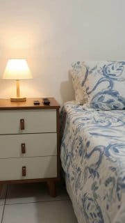 Mesa de Cabeceira 3 Gavetas com Puxador de Couro