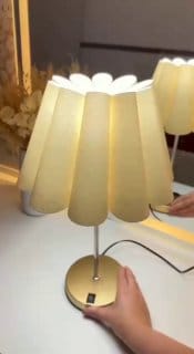 Luminária de Mesa Redonda com Cúpula Pétala Bege