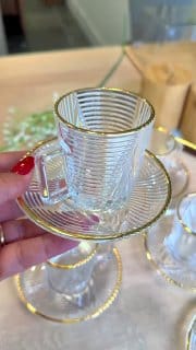 Xícara de Café de Vidro com Pires e Borda Dourada