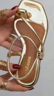 Sandália Rasteira Feminina com Tiras e Detalhe Dourado